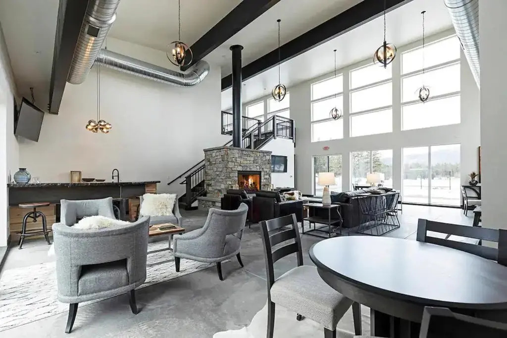 LUX Modern Chalet, Pool & Hot Tub, 10 Mins to the Mountain & Incredible Views