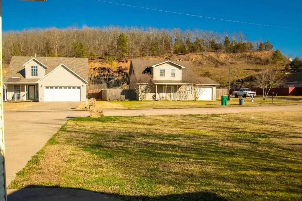 House - Sleeps 9 - Parking - Patio