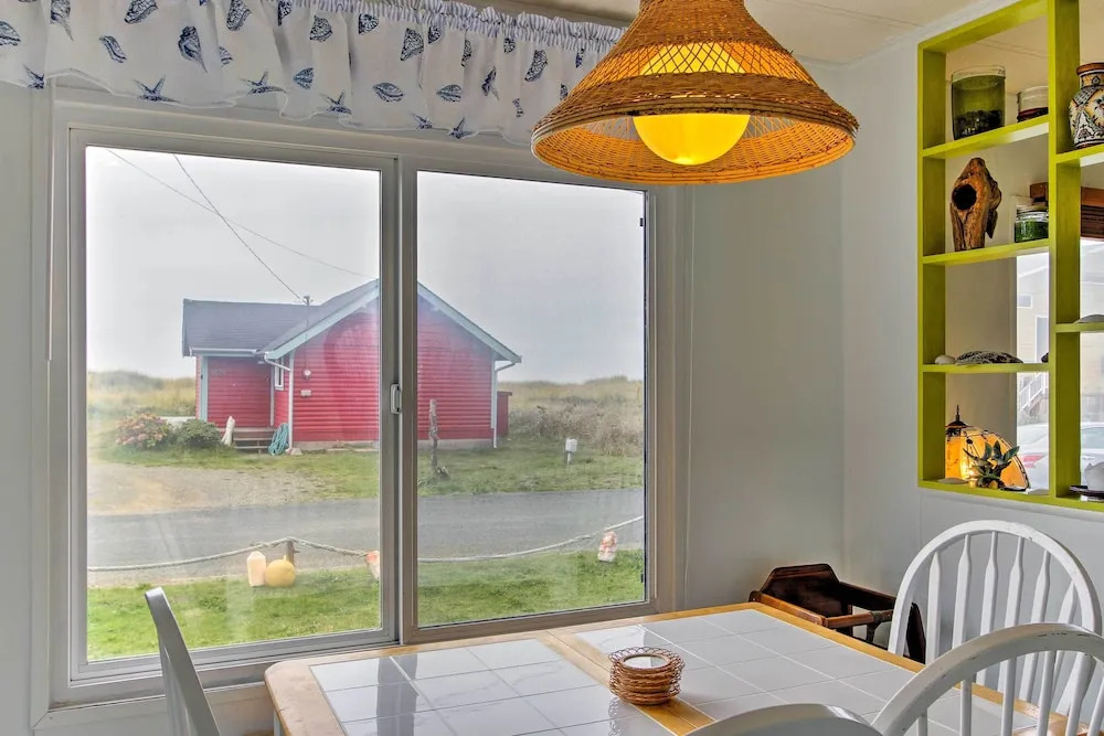 Walk to Beach! The Little Orcas Moclips Cottage