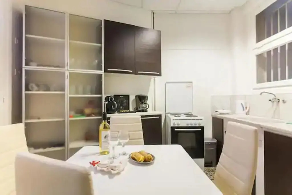 4BDR Amazing Spacious full Apt in Plaka (and Netflix)