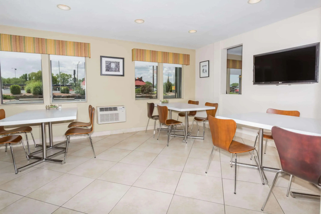 Super 8 by Wyndham Montrose