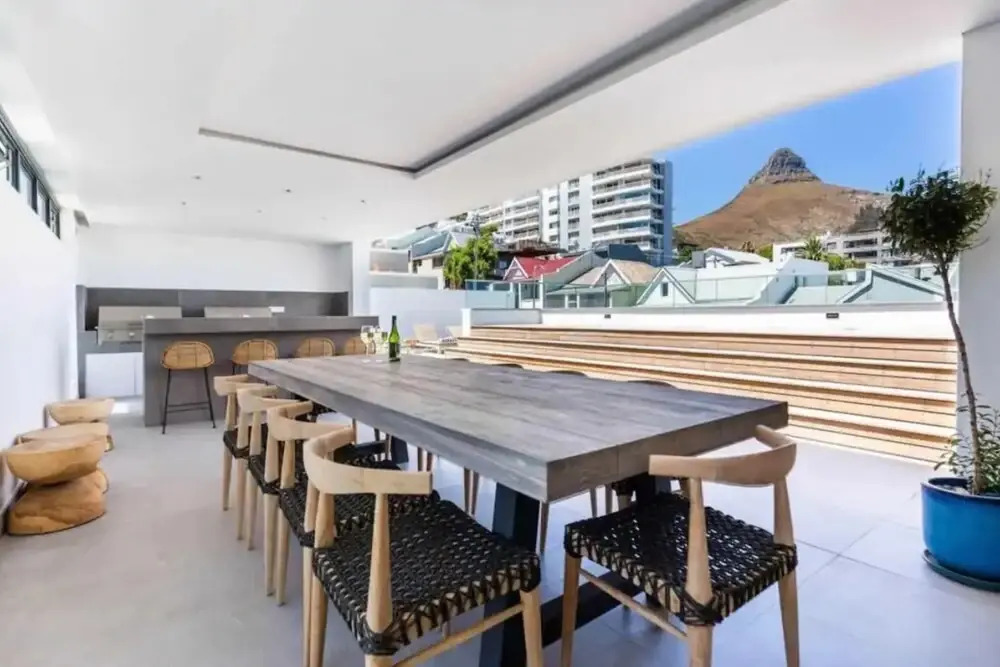 Modern and Bright 1BD APT in Sunny Sea Point