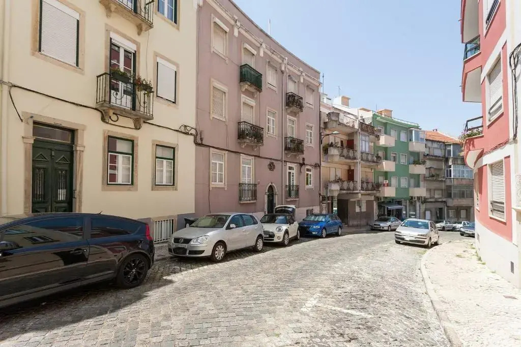 Sunny orange garden apartment in central Lisbon