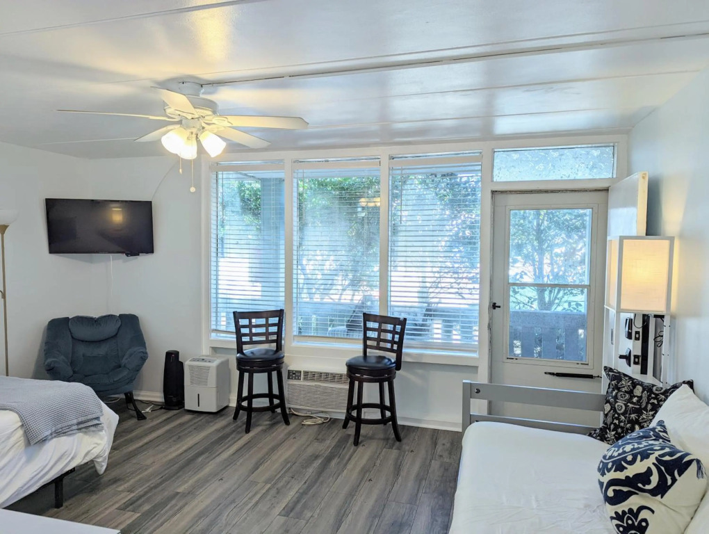 Renovated Oceanfront Boardwalk Pool, Beach, Kitchen, Restaurant, 4 People, cozy studio unit, walk right out no elevator