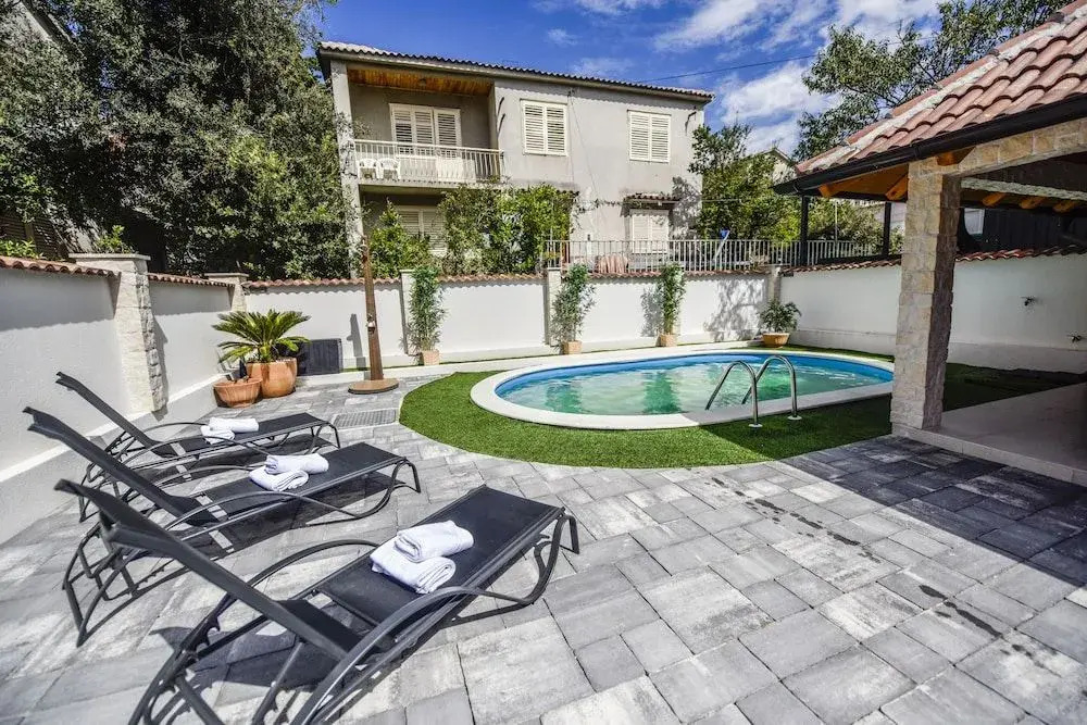 Holiday Home with Pool Oaza