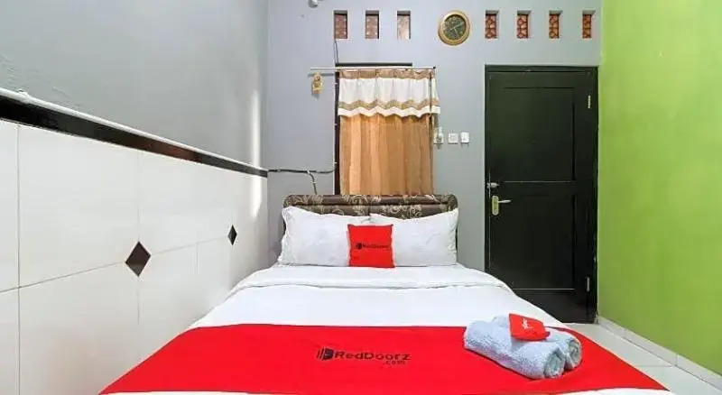 RedDoorz Syariah near Ciledug Station