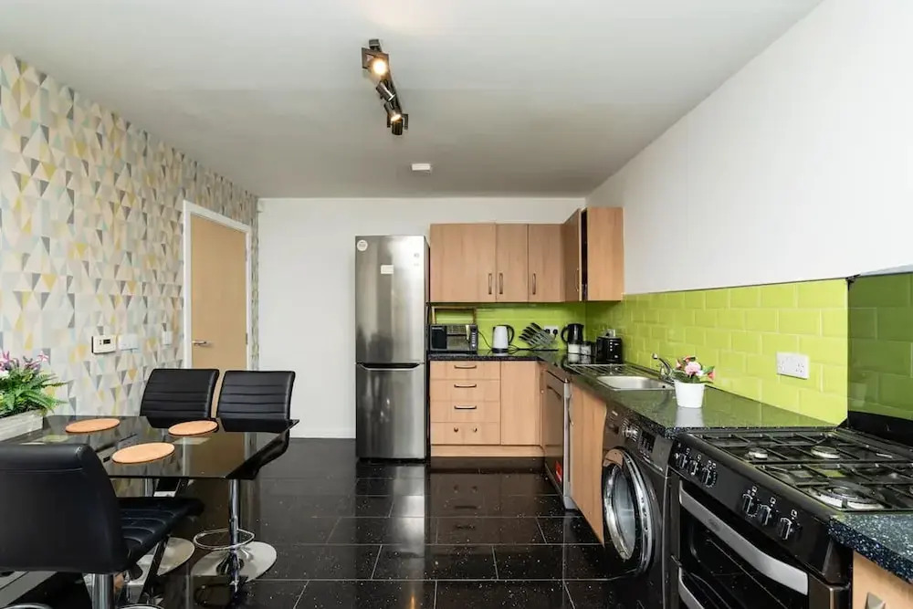 3 Bedroom House - Free Parking