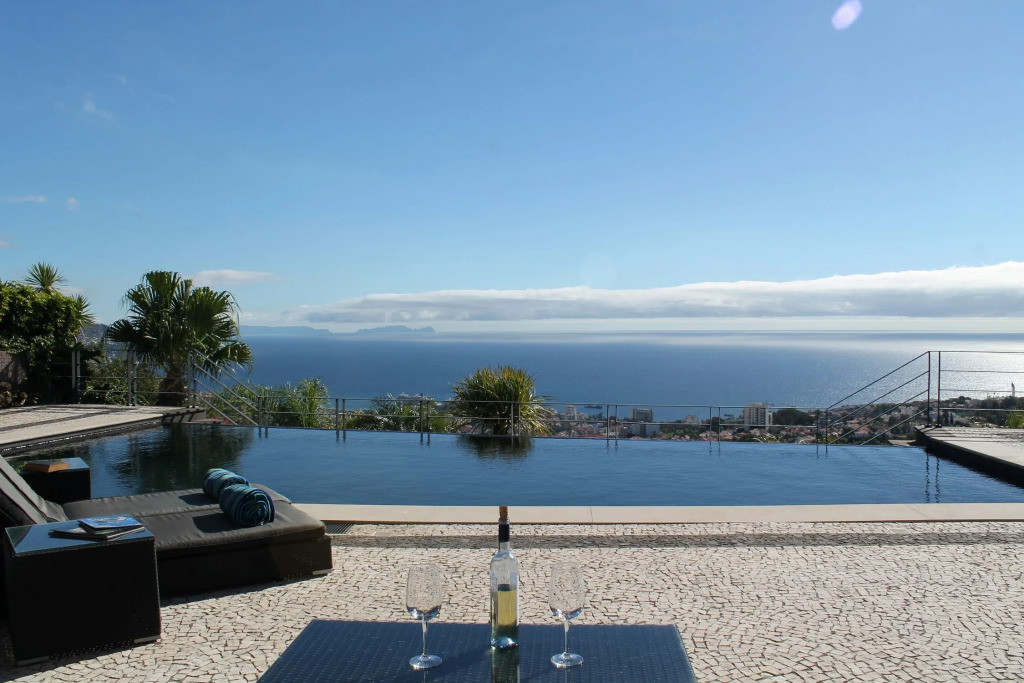 Fabulous villa, heated pool, games room, overlooking Funchal | Villa Luz