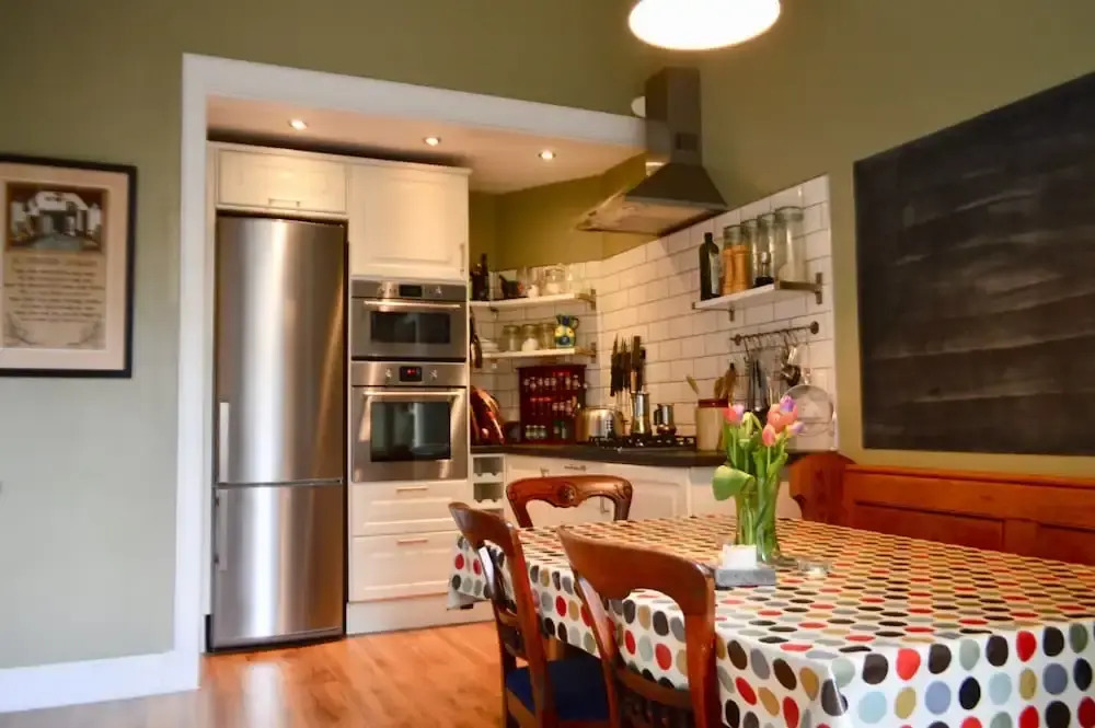 3 Bedroom Family Flat in Newington With Garden