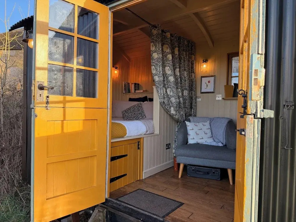 Cosy Romantic Shepherd hut in Open Countryside