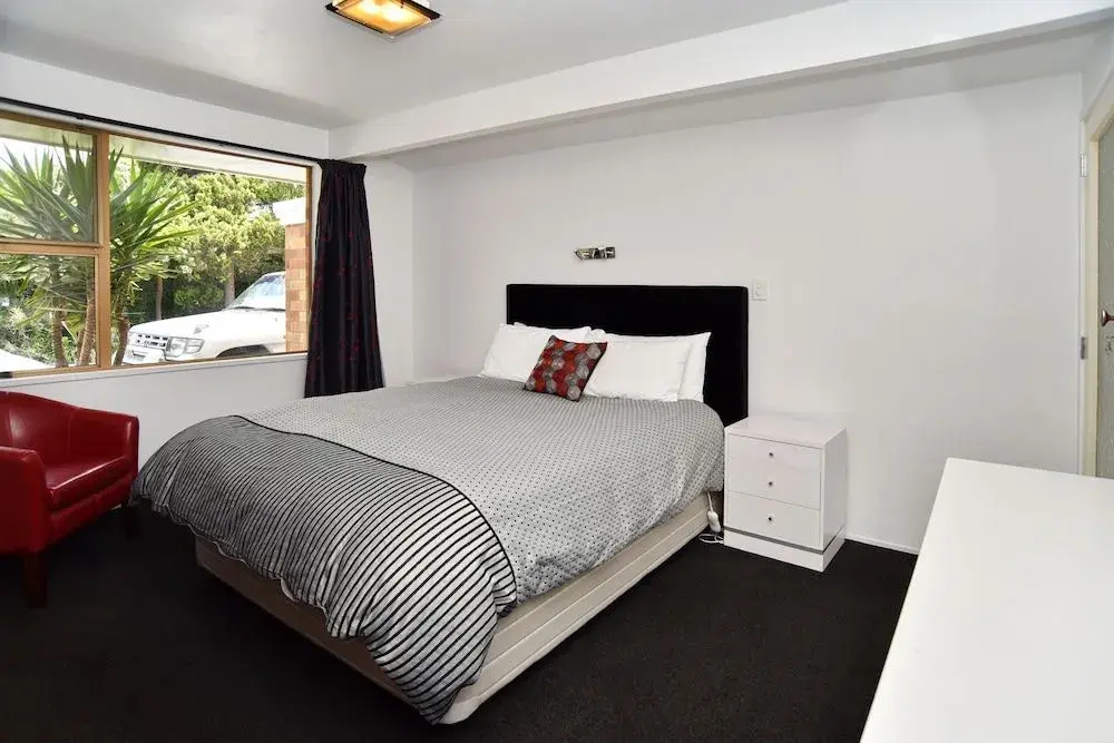 Relaxed 3BR Hideaway - Outdoor Living & Pets - Christchurch Holiday Homes