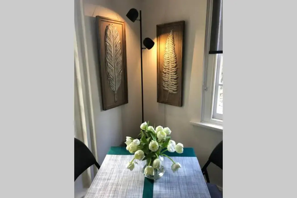 East Melbourne City Studio - Amazing Location & Sunny Charm