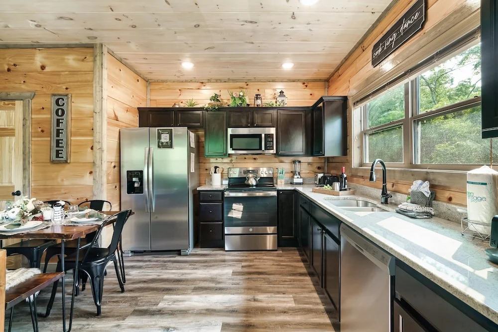 Eagle Splash Vista| Pool Projector, Pet Friendly, Game Room