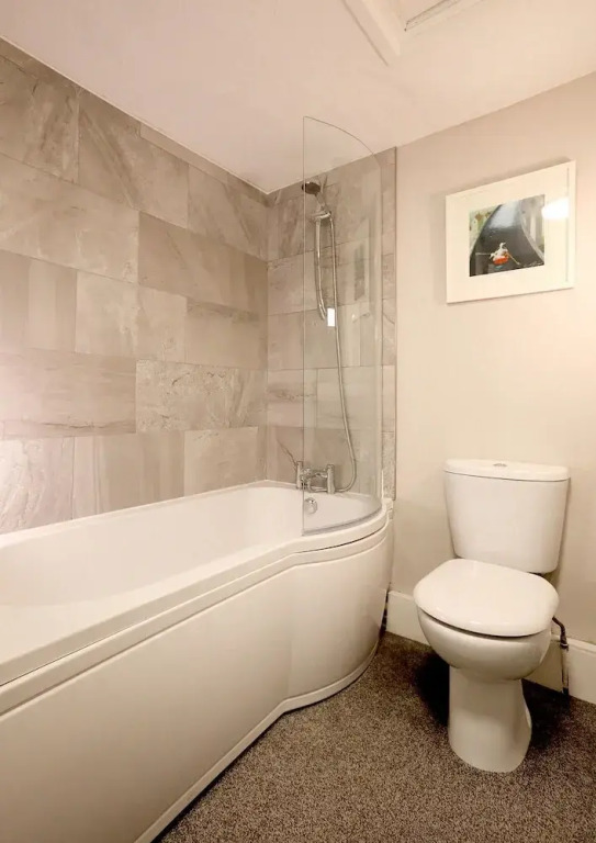 Spacious 2 Bedroom Cosy Apartment - Close to Station!