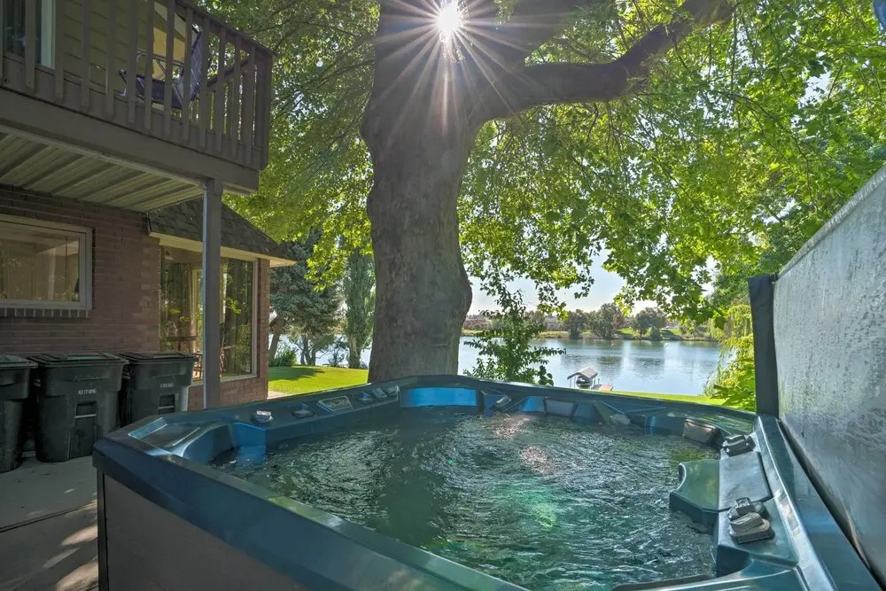 Lake House w/ Hot Tub - 1 Mi to Surf 'n Slide