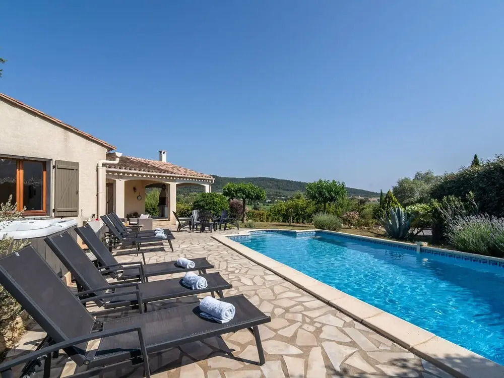 Relaxing Villa Near Lake & Beaches