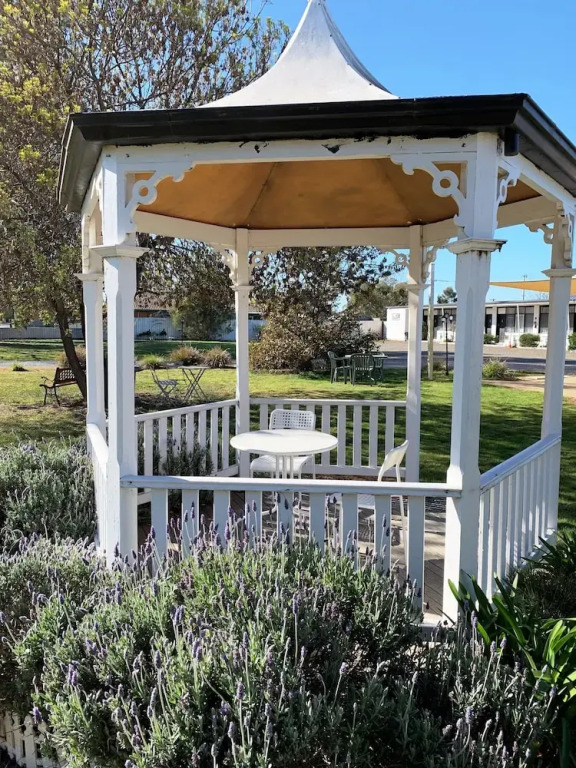 The Gazebo Place - Spacious 4 Bedroom near Murray River