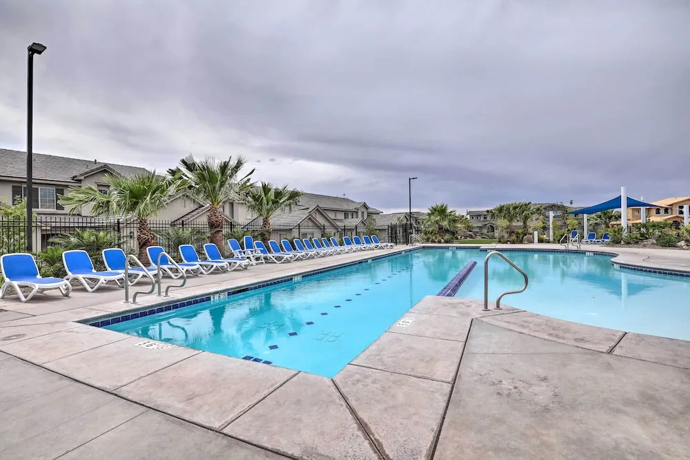 'blue Sky Get-a-way' Townhome w/ Patio, Grill