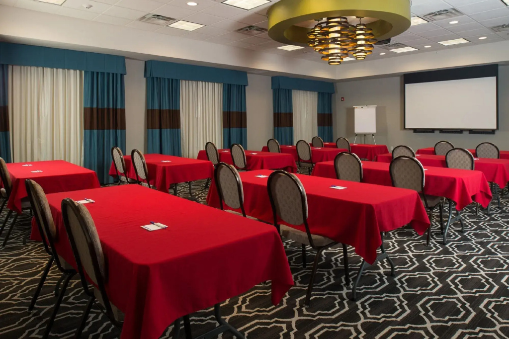 Holiday Inn Express and Suites Kansas City Airport by IHG