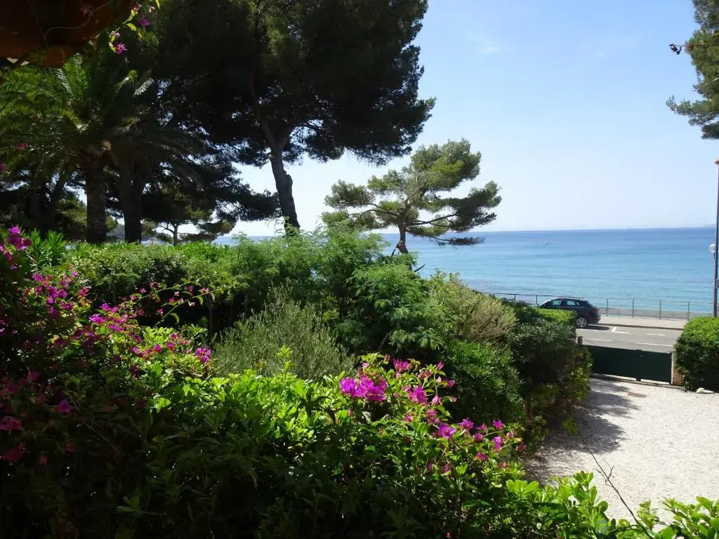 Beau 2 pièces avec vue mer en terrasse face plage de Gigaro