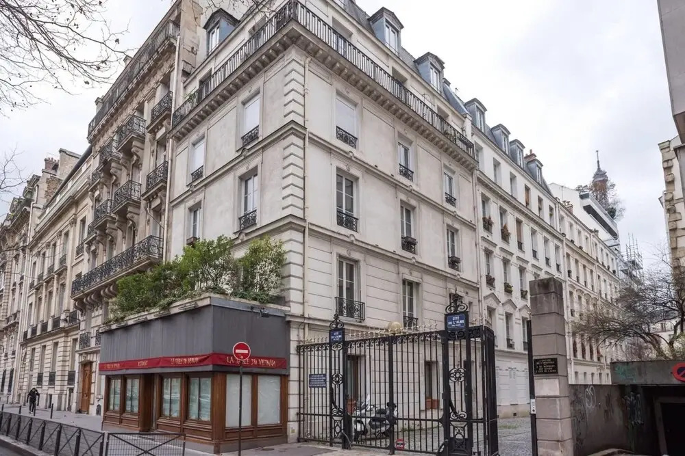 Exquisite Apartment in the Historical 7th District