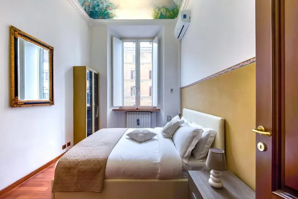 Large and Charming Flat Near Termini