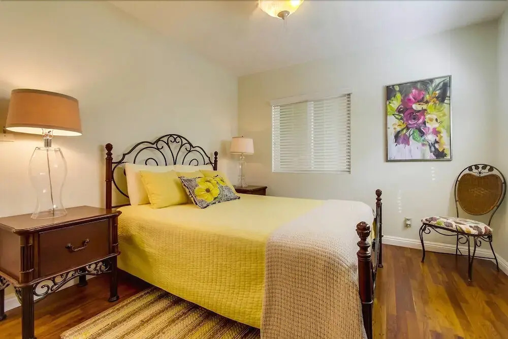 Little Pearl 2 Bedrooms 1 Bathroom Condo