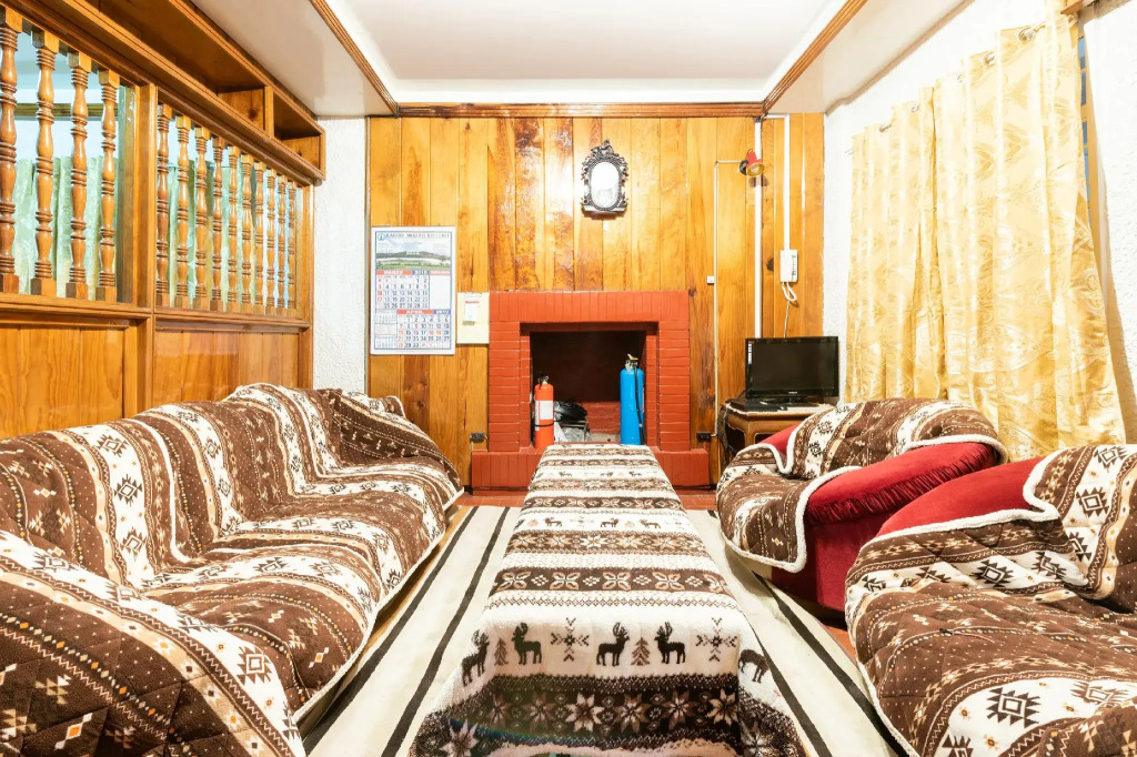 OYO 122 The Peak Pines Pension