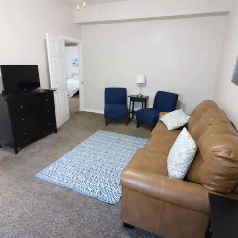 Windsor Park Pad apt 2 min to Mass Ave With AC