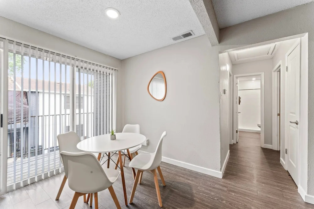 Spacious and Chic King Bed 2BR Suite 5 Min to DT