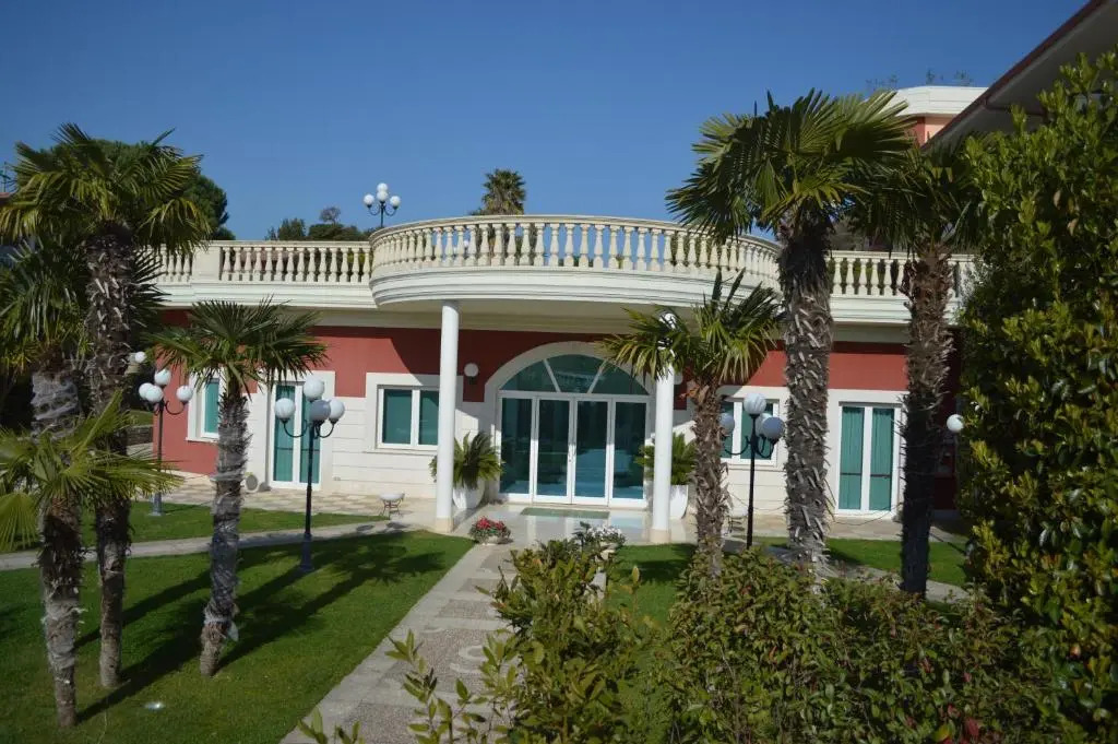 Unico Serrone Palace