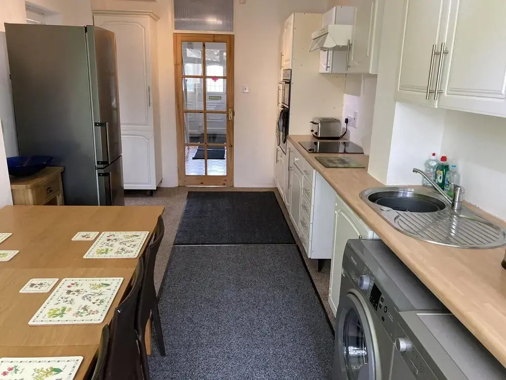 Large Detached House With off Street Parking Close to Heathrow
