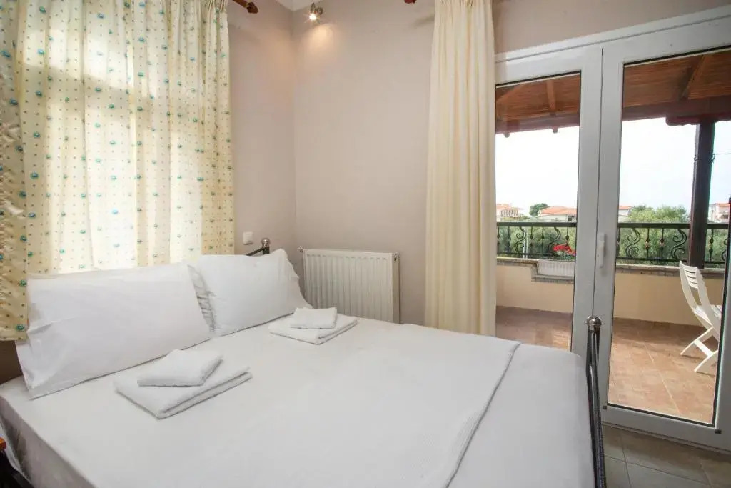 Private 6-bdrm Villa with garden 150m to beach