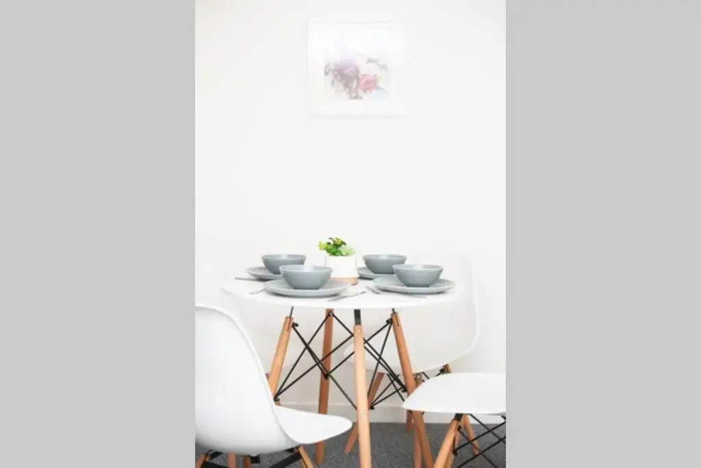Brynglas Newport flat sleeps 8 - Mycityhaven