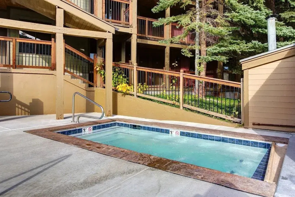 Classic 1BR Mountain Condo by RedAwning