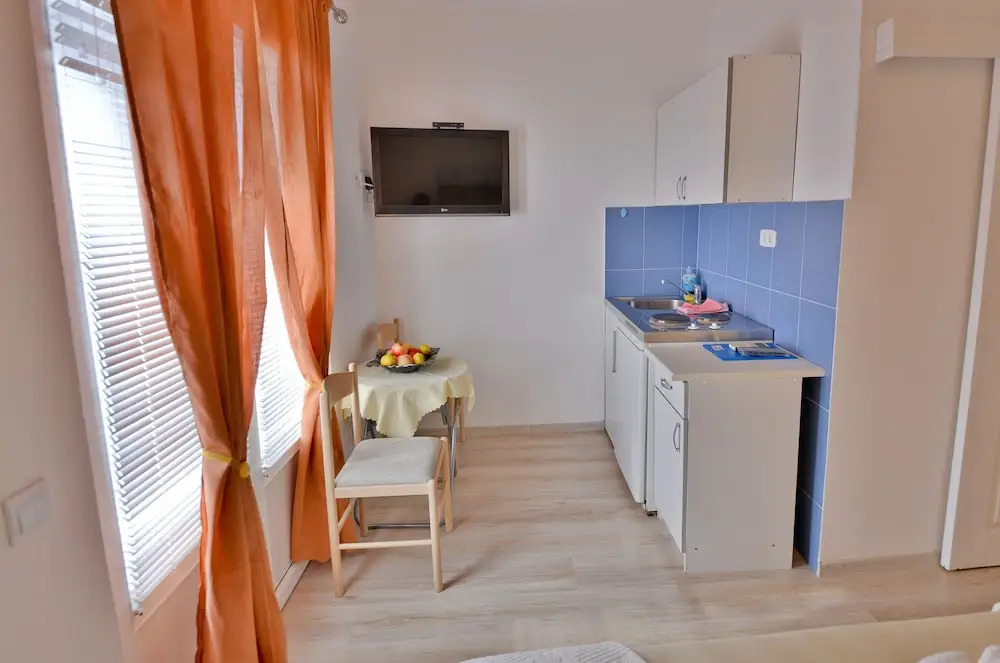 Guesthouse Apartments Čenić
