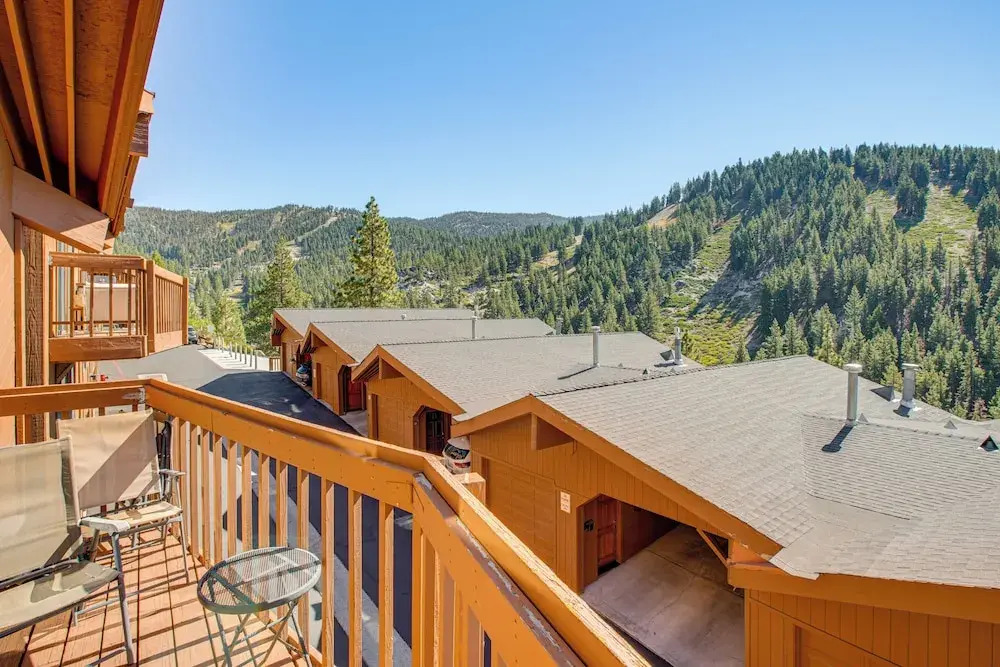 < 1 Mi to Diamond Peak: Townhome w/ Lake Views