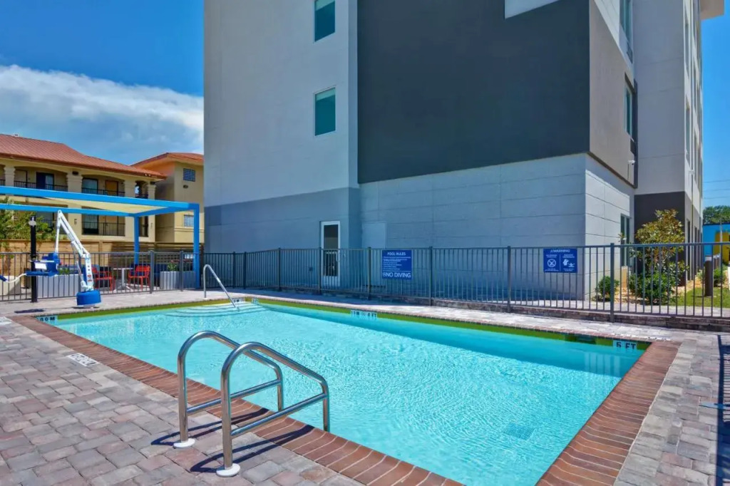 Hole Inn the Wall Hotel - Sunset Plaza - Fort Walton Beach