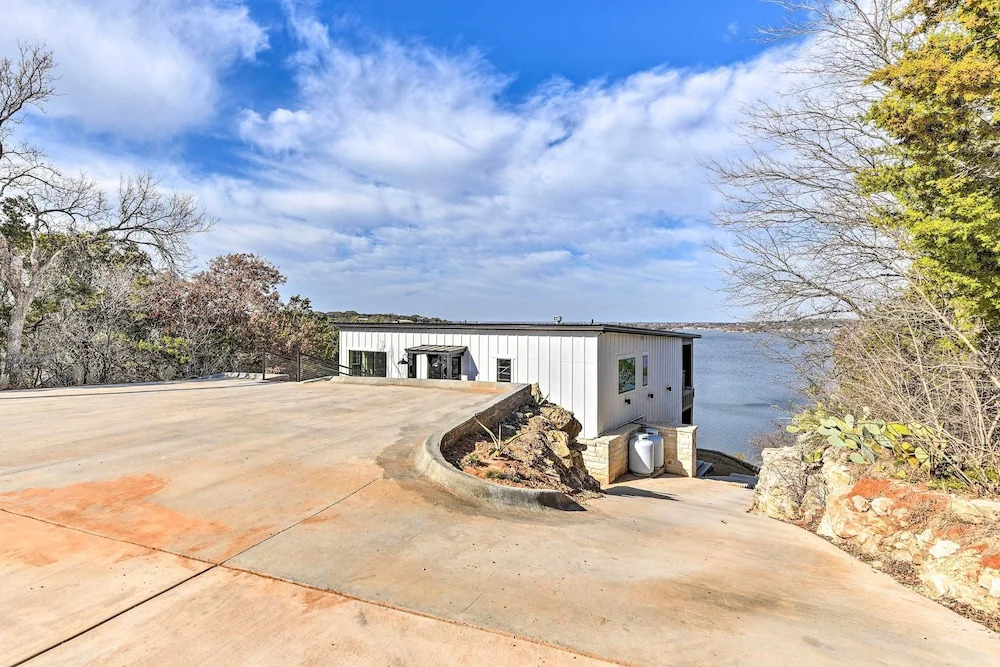 Luxury Lake Granbury Cliffside Home w/ Deck