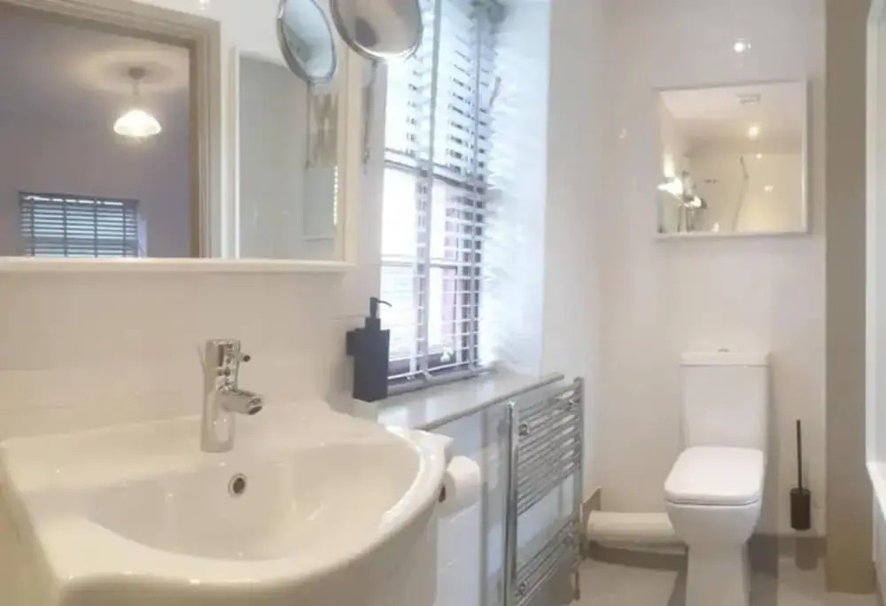 1700s Canalside Cottage Sleeps up to 12 Guests