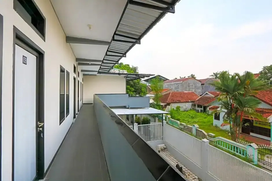 OYO Living 3187 Kost Putri Bu Chris