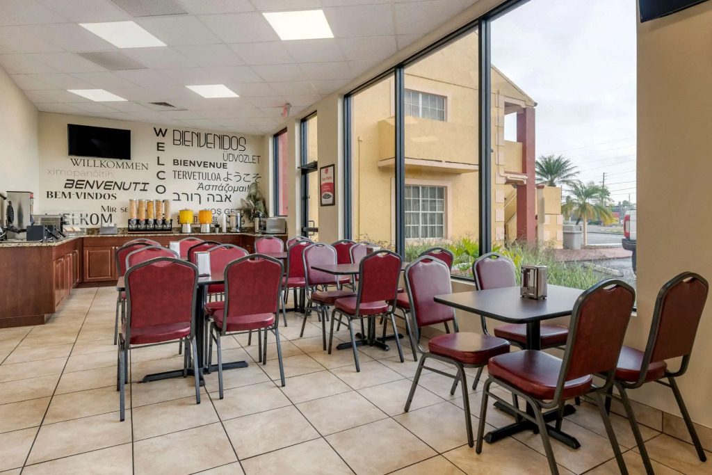 Econo Lodge Inn & Suites Maingate Central
