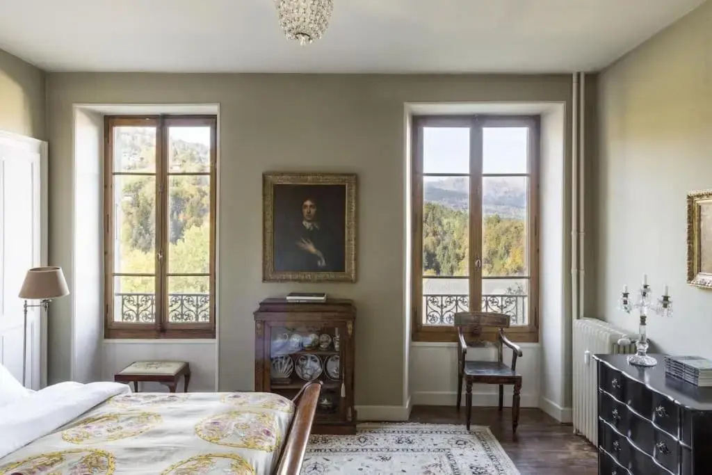 Luxury 2 bed apartment, central location with mountain views
