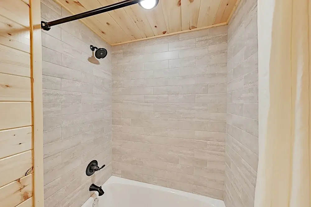 Southern Comfort: All-suite Getaway W/ Hot Tub 2 Bedroom Cabin