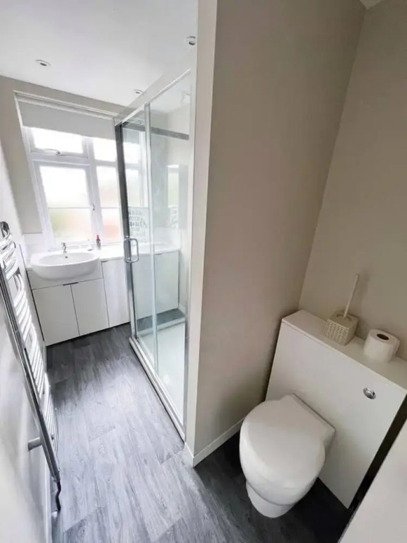 Bright and Spacious 2-bed Apartment in Sutton