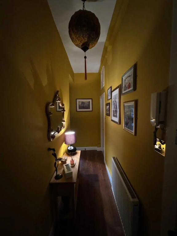 Edinburgh TWO BEDROOM apartment with free side street parking 24 hours