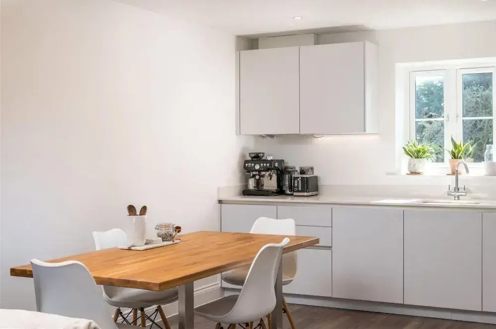 2 Bed 2 Bath Apt Close to Reigate Station - 2230