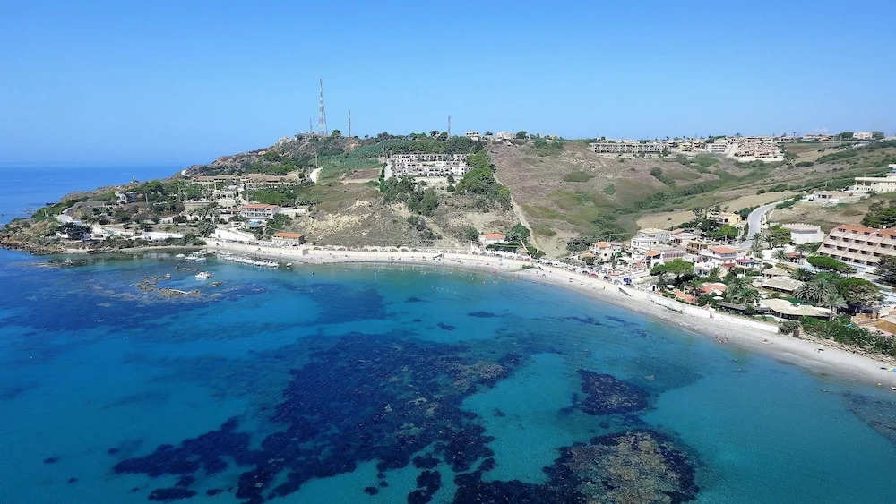 Sea Front Apartment 5 Beds With Balcony 250 Meters From the Beach