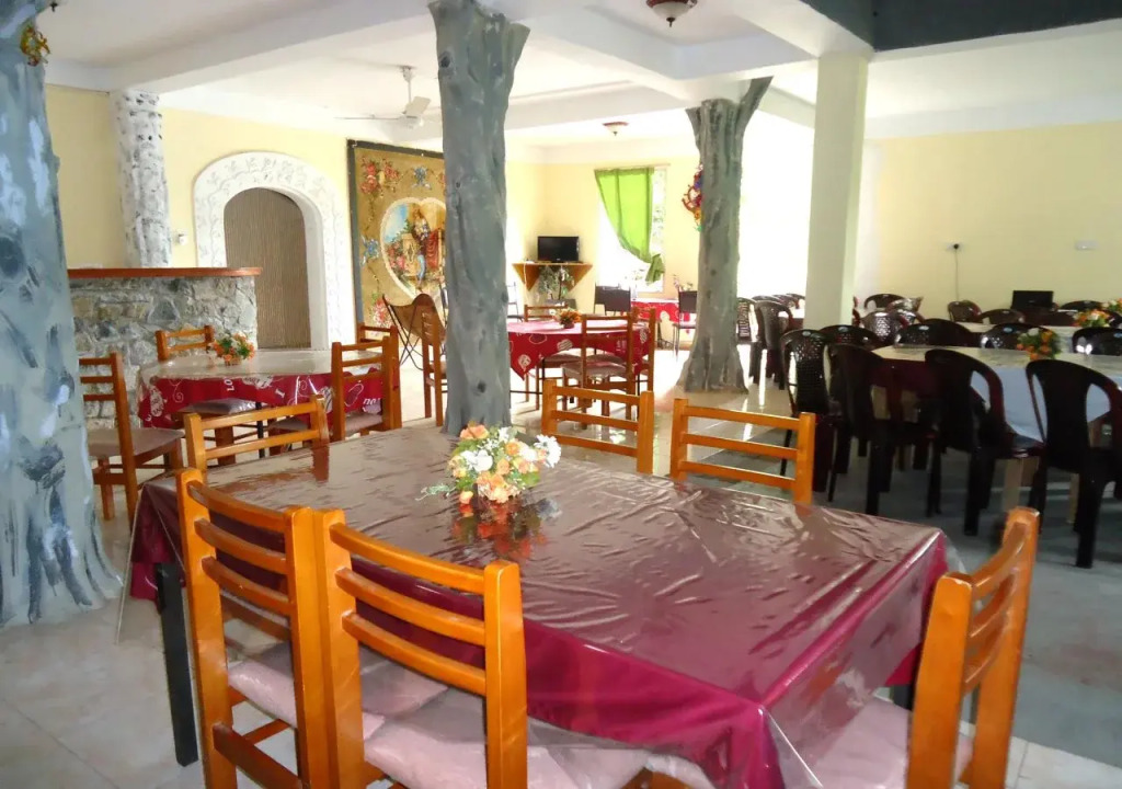 Lions Den Hotel