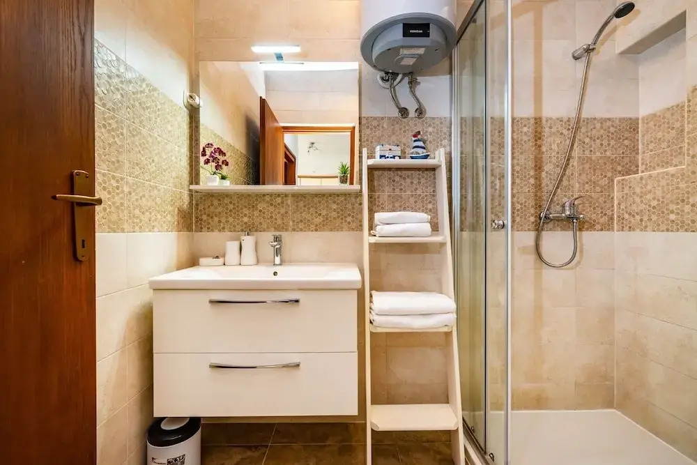 San - Comfortable and Great Location - A2